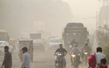 दिल्ली में दिवाली बनी दमघोंटू! AQI 400 पार, यमुना में जहरीला झाग, SC ने पटाखों पर क्या कहा?