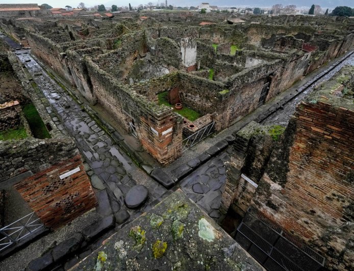 Archaeologists at Pompeii use artificial intelligence to reveal face of one victim