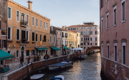 In Venice, Meditating on Time and Place on a Leisurely Bar Crawl