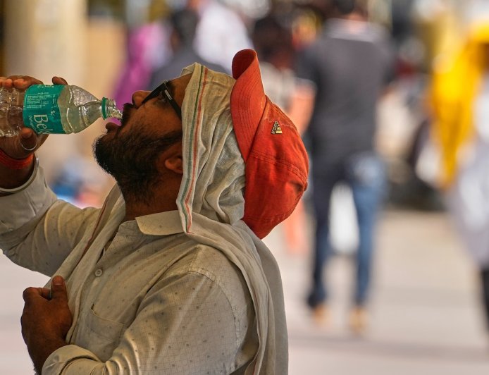 Heat wave empties roads and markets in north India as some farmers turn to nighttime work